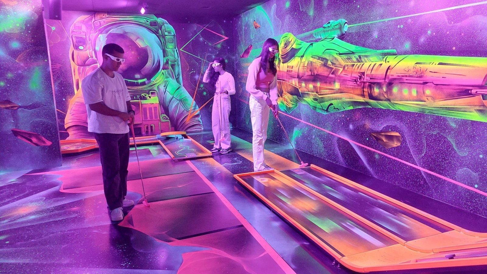 3D-Schwarzlicht-Indoor-Minigolf im Erlebniscenter Basel 3D-Schwarzlicht-Indoor-Minigolf im Erlebniscenter Basel