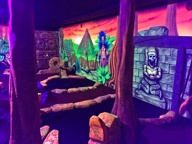 Im Dschungel im 4D-Minigolf in Aarau